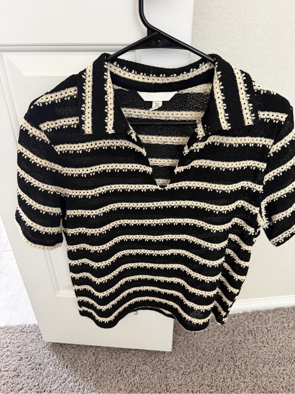 Excellent condition H&M black and white stipes shirt!  Size M